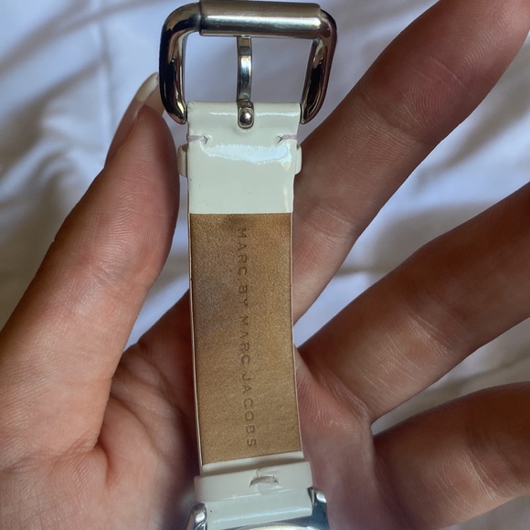 Marc Jacobs watch in white. - Picture 6 of 7